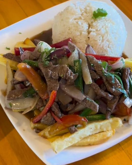 De cerca: el lomo saltado de Maggy’s, tiras de carne con cebolla, ají y papas fritas, y la cúpula de arroz blanco detrás.